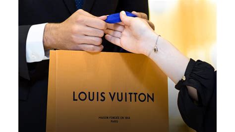 cuanto gana una modelo de louis vuitton|Louis Vuitton job salary.